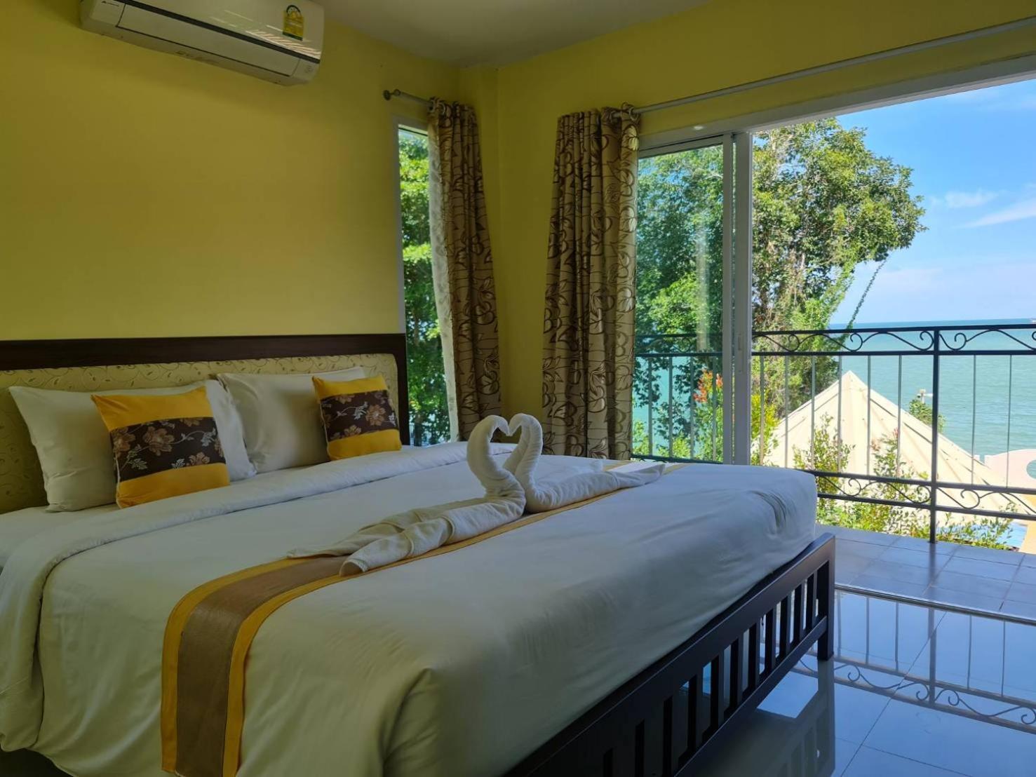 Chom By The Sea Hotel Ao Nam Mao Екстериор снимка