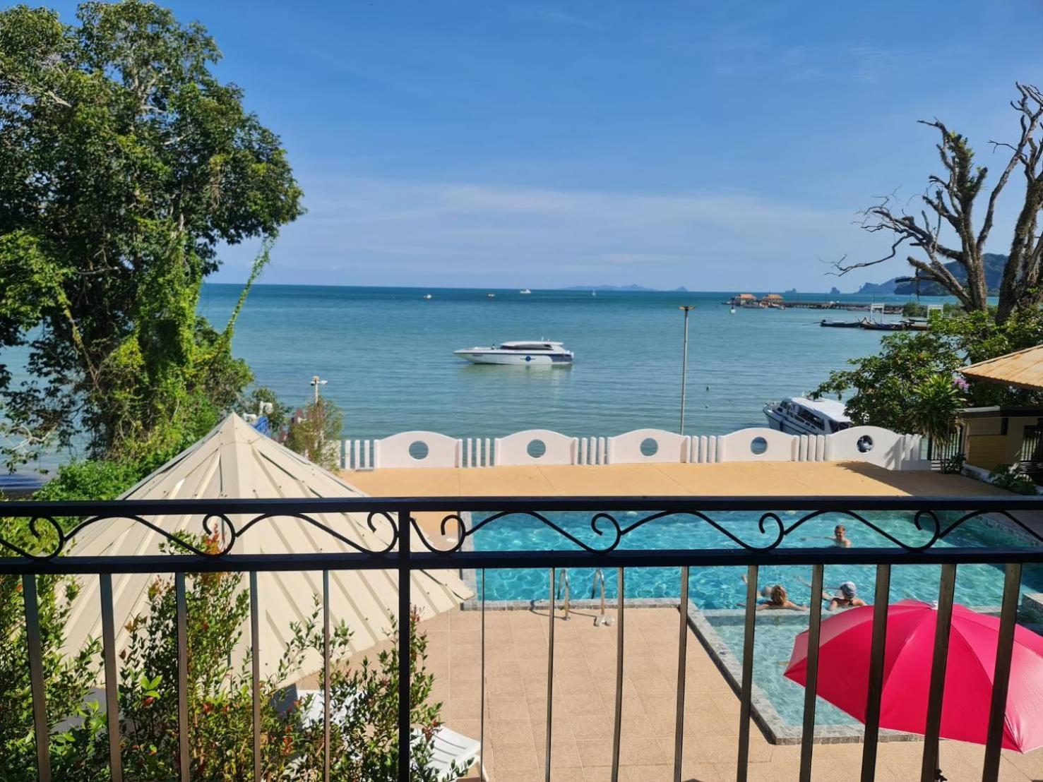 Chom By The Sea Hotel Ao Nam Mao Екстериор снимка