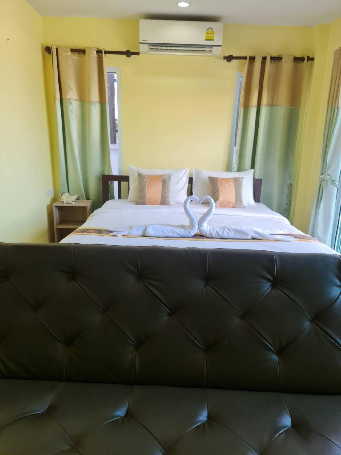 Chom By The Sea Hotel Ao Nam Mao Екстериор снимка