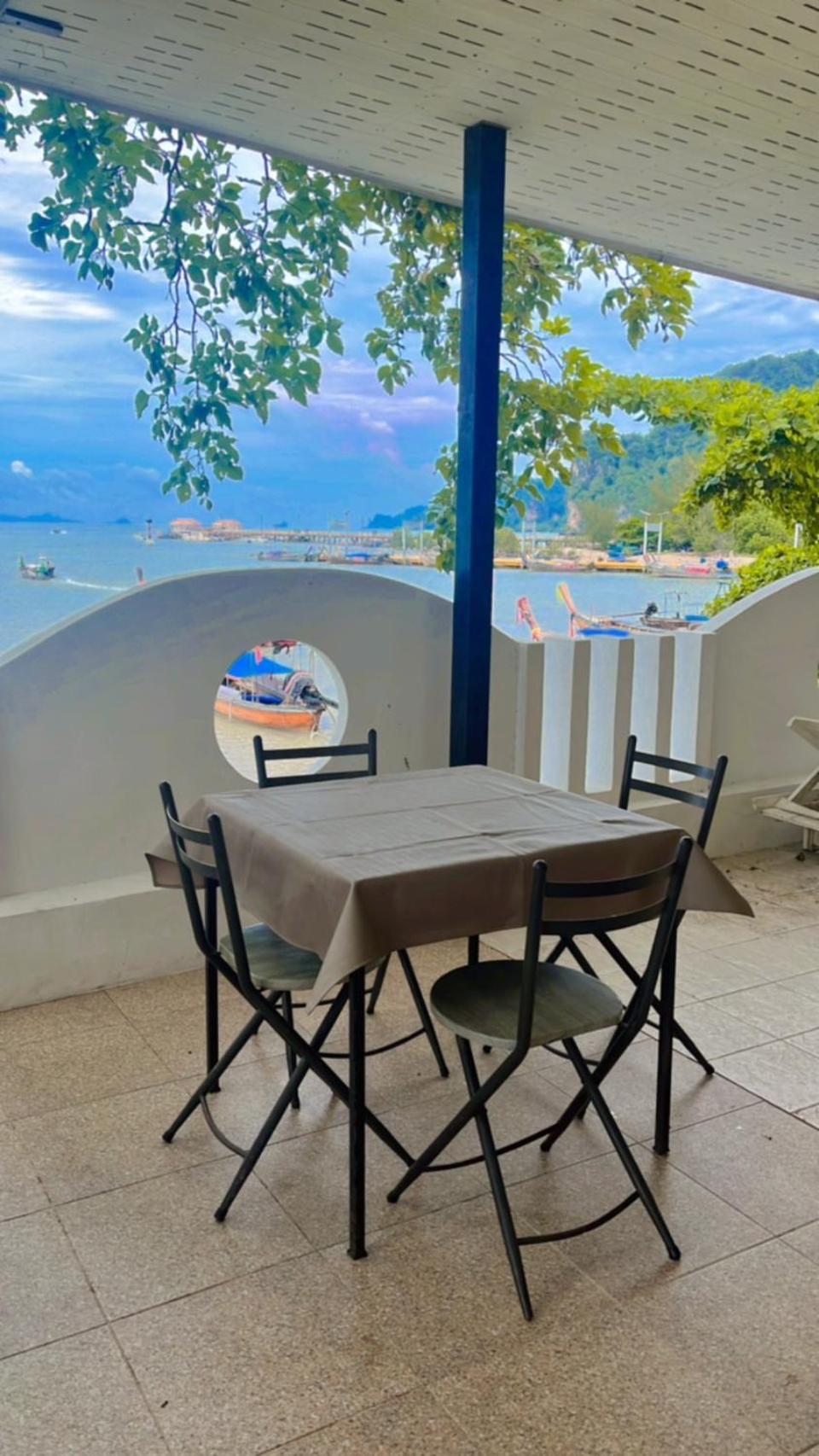 Chom By The Sea Hotel Ao Nam Mao Екстериор снимка