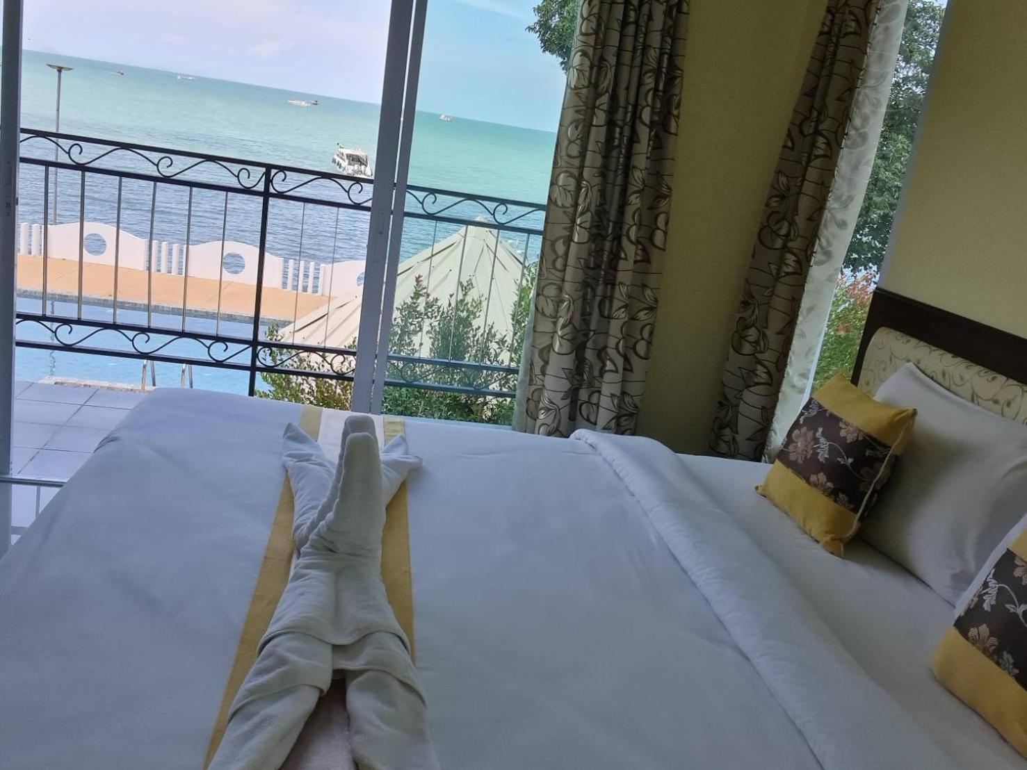Chom By The Sea Hotel Ao Nam Mao Екстериор снимка