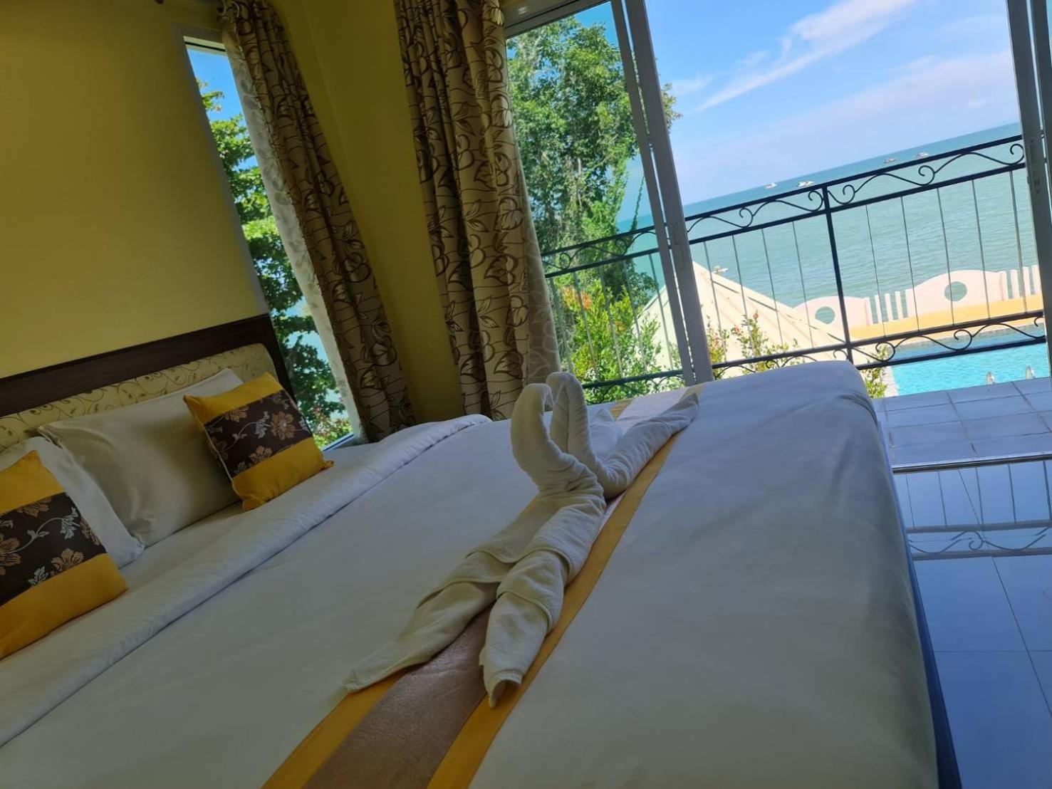Chom By The Sea Hotel Ao Nam Mao Екстериор снимка